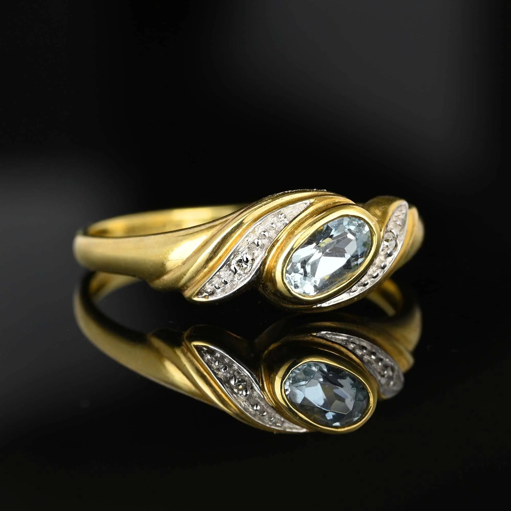 Vintage Diamond Diagonal Oval Aquamarine Ring in Gold